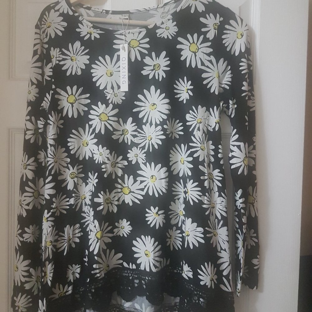 Blouse with white flowers